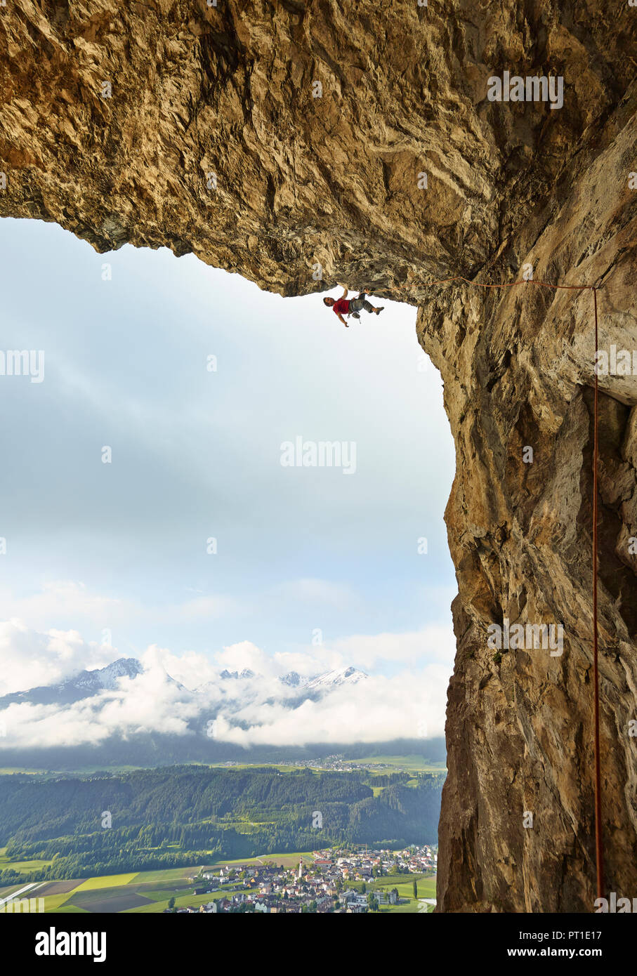 L'Autriche, Innsbruck, Martinswand, man climbing dans grotto Banque D'Images