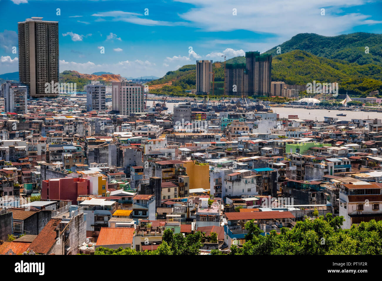 Belle vue sur les toits de la zone d'habitation dense au centre-ville historique de Macao sur une belle journée ensoleillée avec un ciel bleu. Banque D'Images