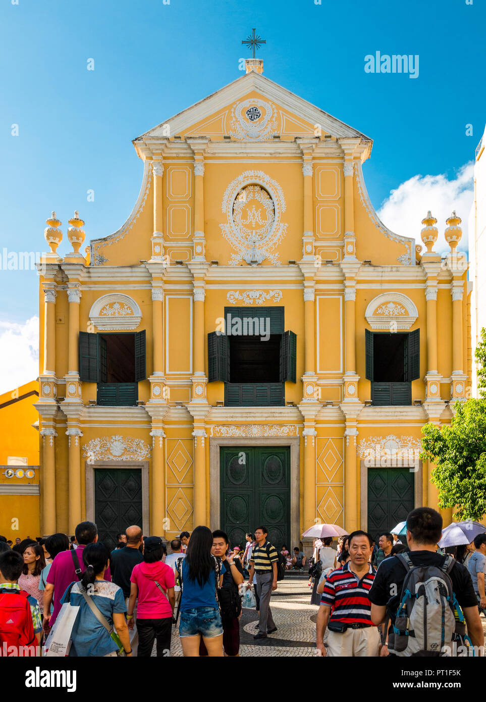 Macao, Chine - 11 juillet 2014 : un grand nombre de touristes sont debout en face de la célèbre l'église Saint-Dominique, une fin 16e siècle l'église de style Baroque... Banque D'Images