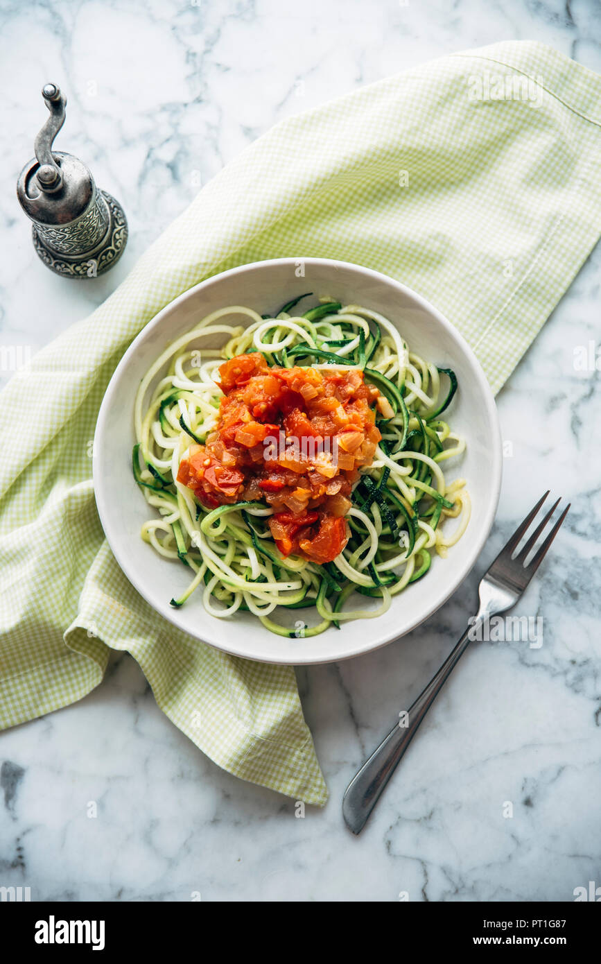 Zoodles avec sauce tomate fraîche Banque D'Images