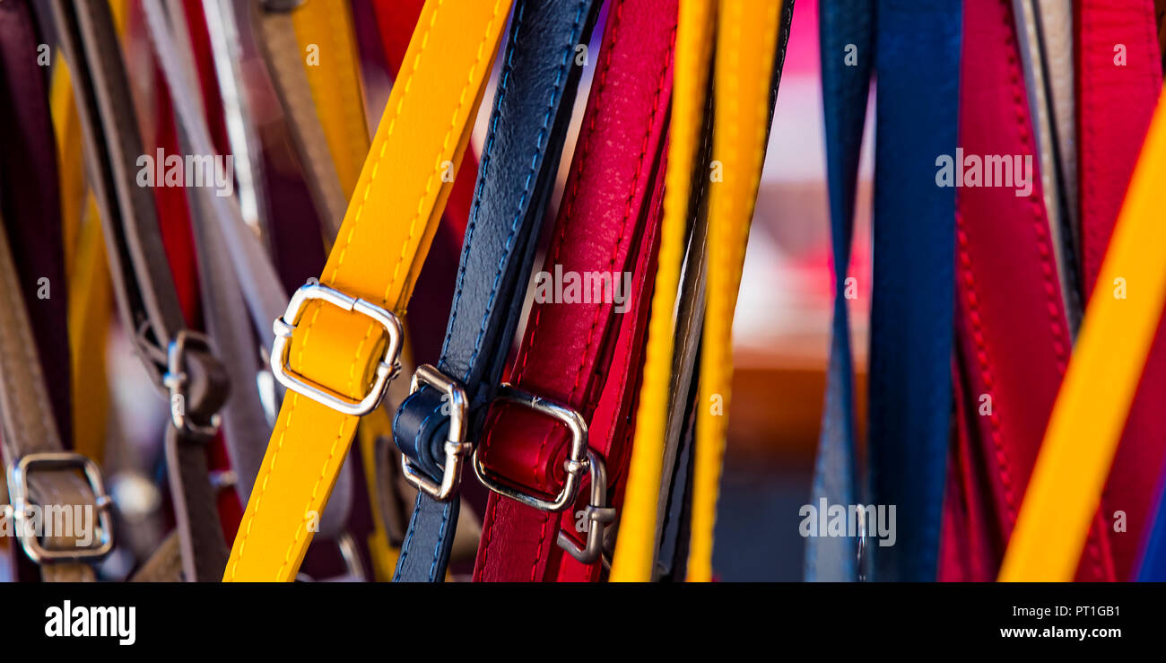Arrière-plan d'une variété de ceintures de couleur libre. Banque D'Images