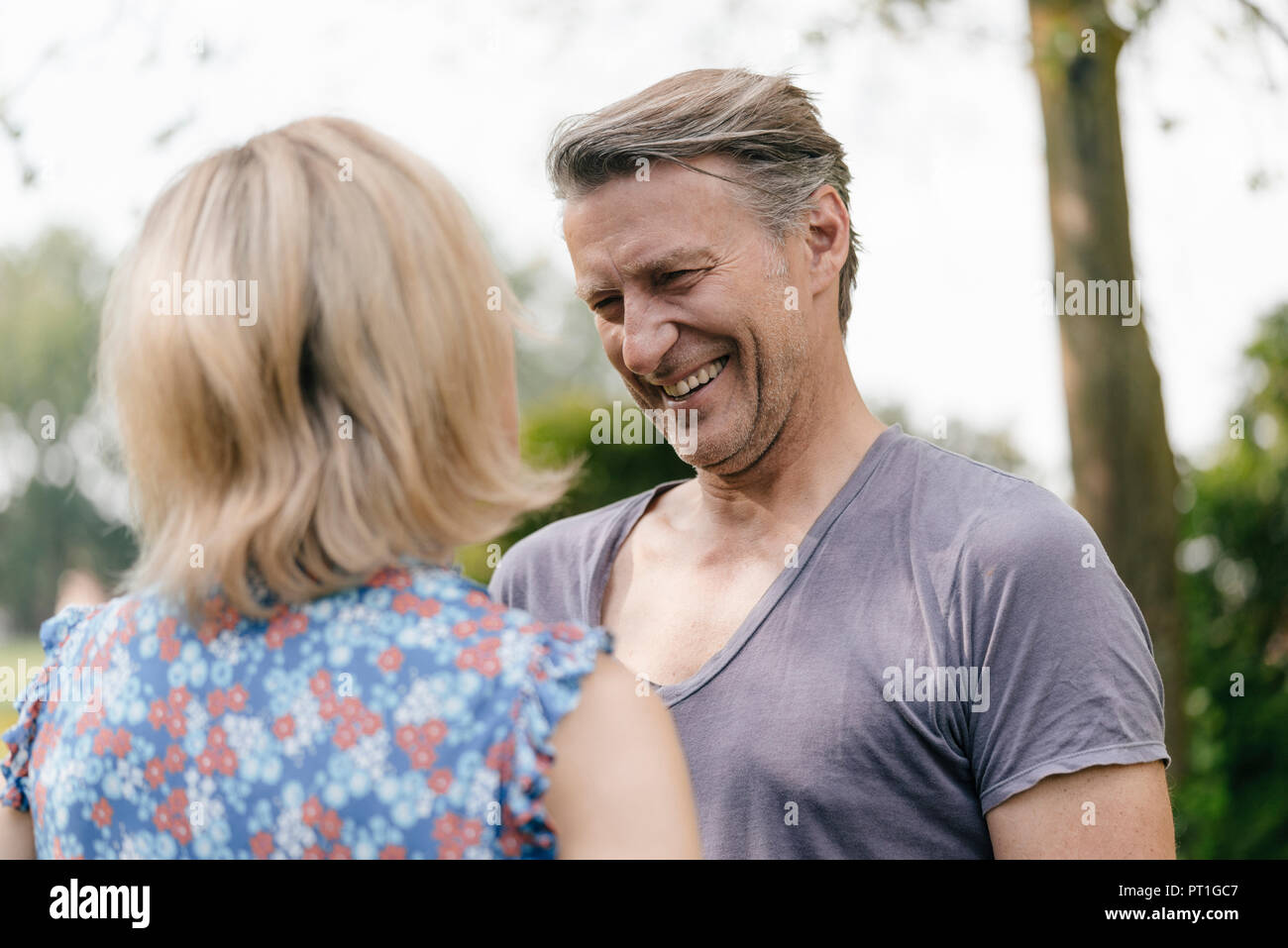 Senior man smiling at woman Banque D'Images