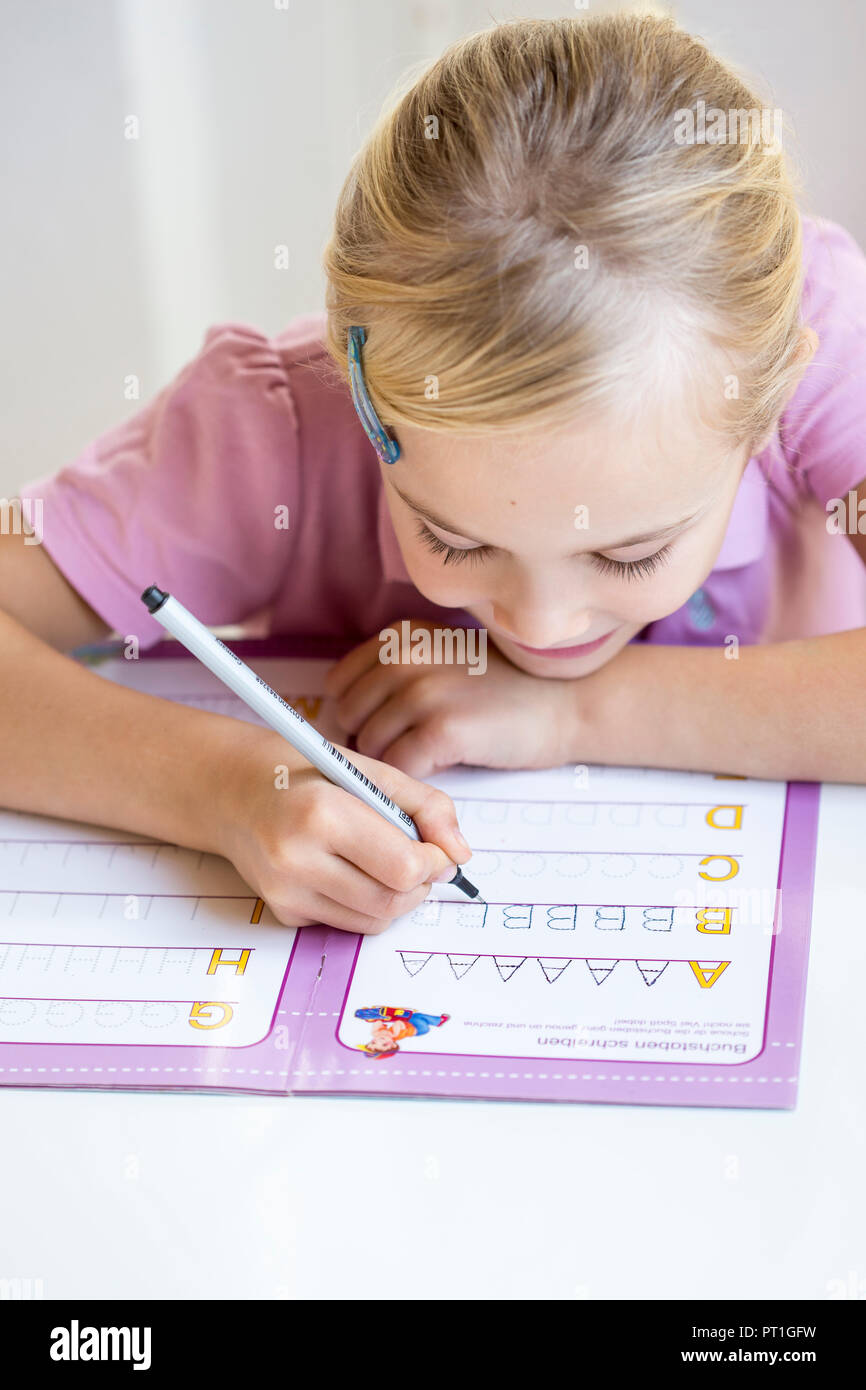 Petite fille alphabet écriture Banque D'Images