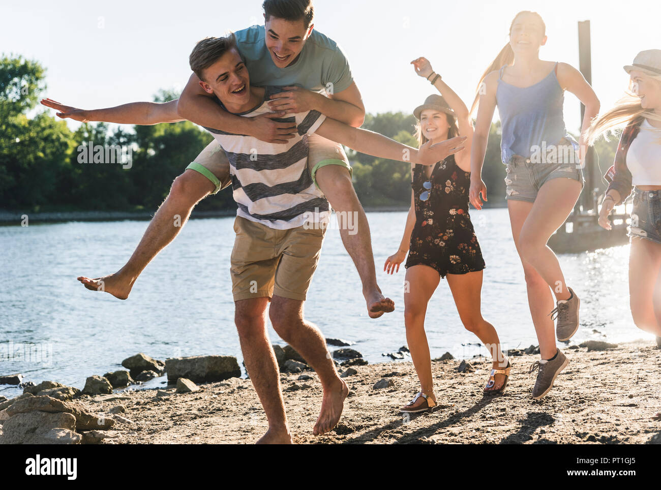Groupe d'happy friends having fun at the riverside Banque D'Images