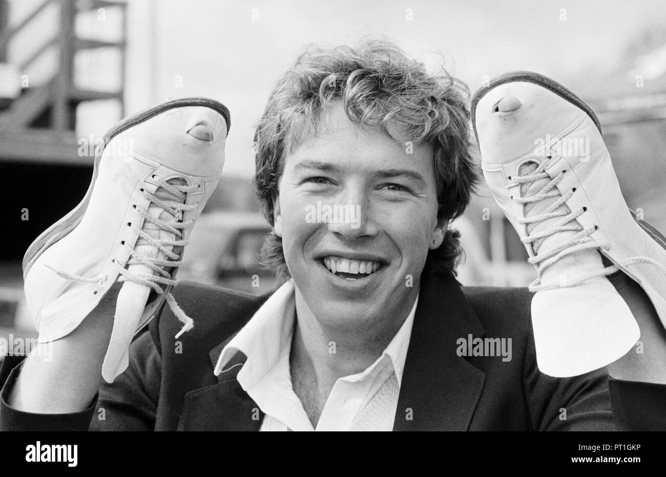 Derek Pringle, joueur de football d'Angleterre et d'Essex, avec de nouvelles bottes en peau de kangourou de taille 12 faites à la main au terrain de cricket du comté de Chelmsford.Les bottes sont dotées de trous pour éviter d'endommager les orteils. Banque D'Images