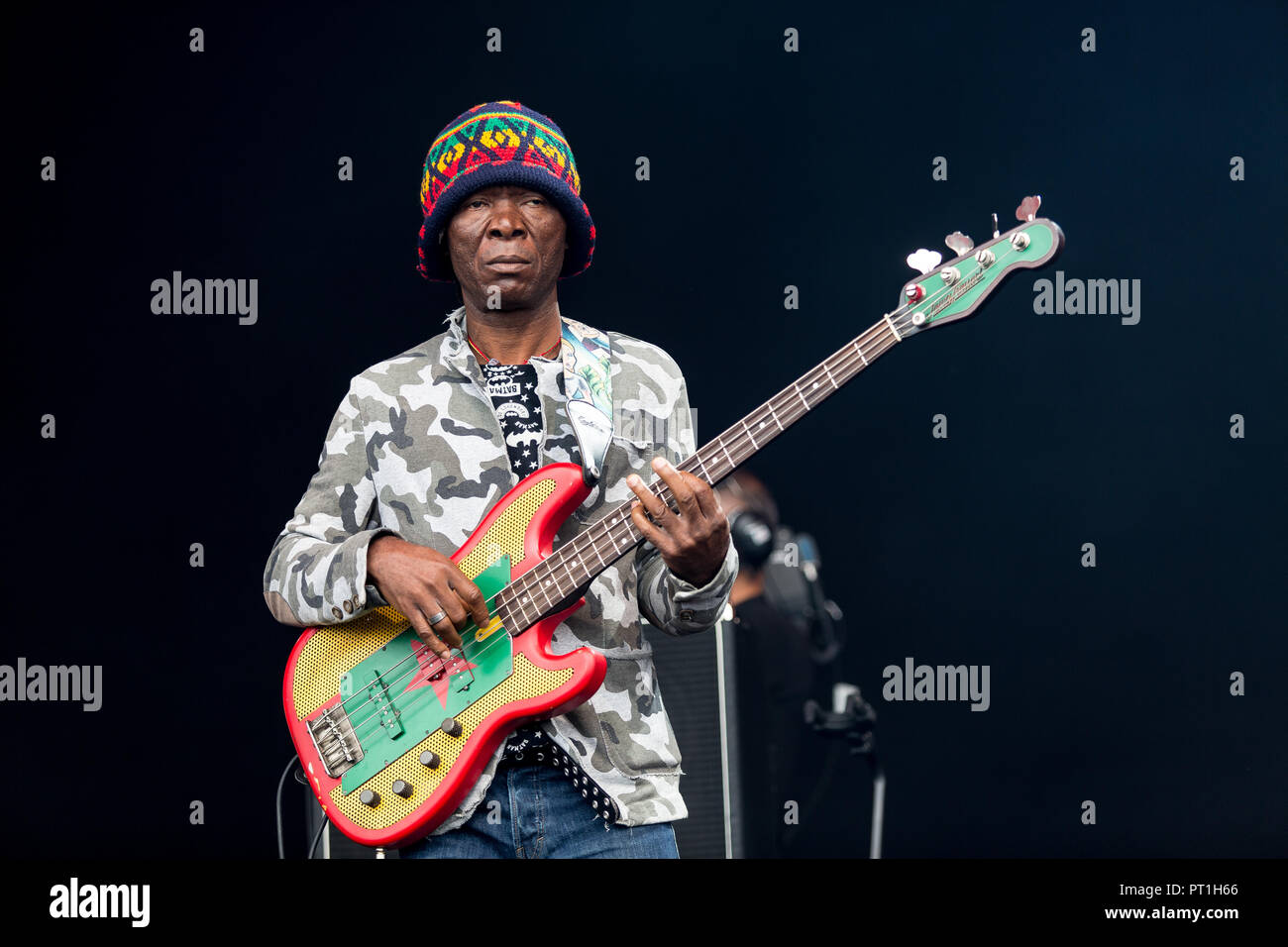 Le Danemark, Roskilde - 30 juin, 2017. L'Afrobeat nigérian Seun Kuti et le saxophoniste musicien effectue un concert live avec son groupe Egypte '80 lors de la Danish music festival Festival de Roskilde en 2017. Ici bassiste Kunle La Justice est vu sur scène. (Photo crédit : Gonzales Photo - Kasper Maansson). Banque D'Images