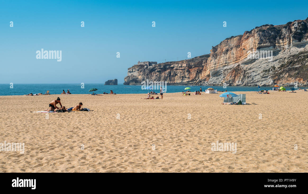 Caldas da Rainha, Portugal - Sept 25, 2018 : les touristes et les habitants à Nazare Beach sur la mer de l'Atlantique Banque D'Images