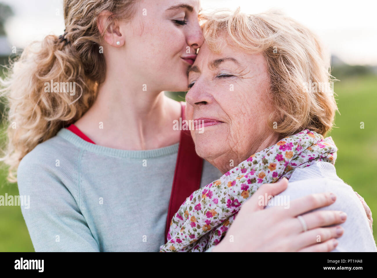 Petite-fille s'embrasser sa grand-mère Banque D'Images