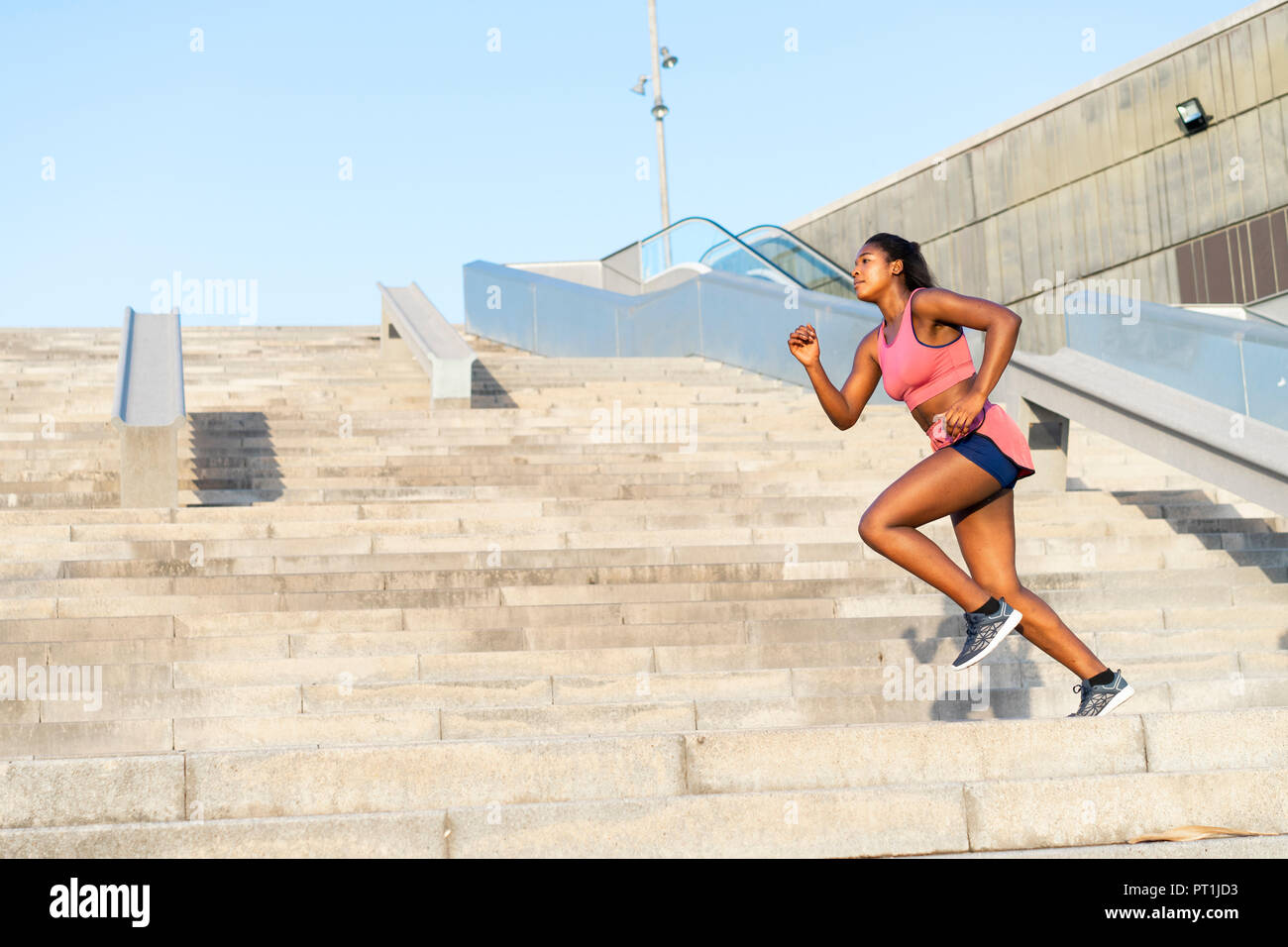 Jeune femme au cours de l'entraînement dans l'escalier Banque D'Images