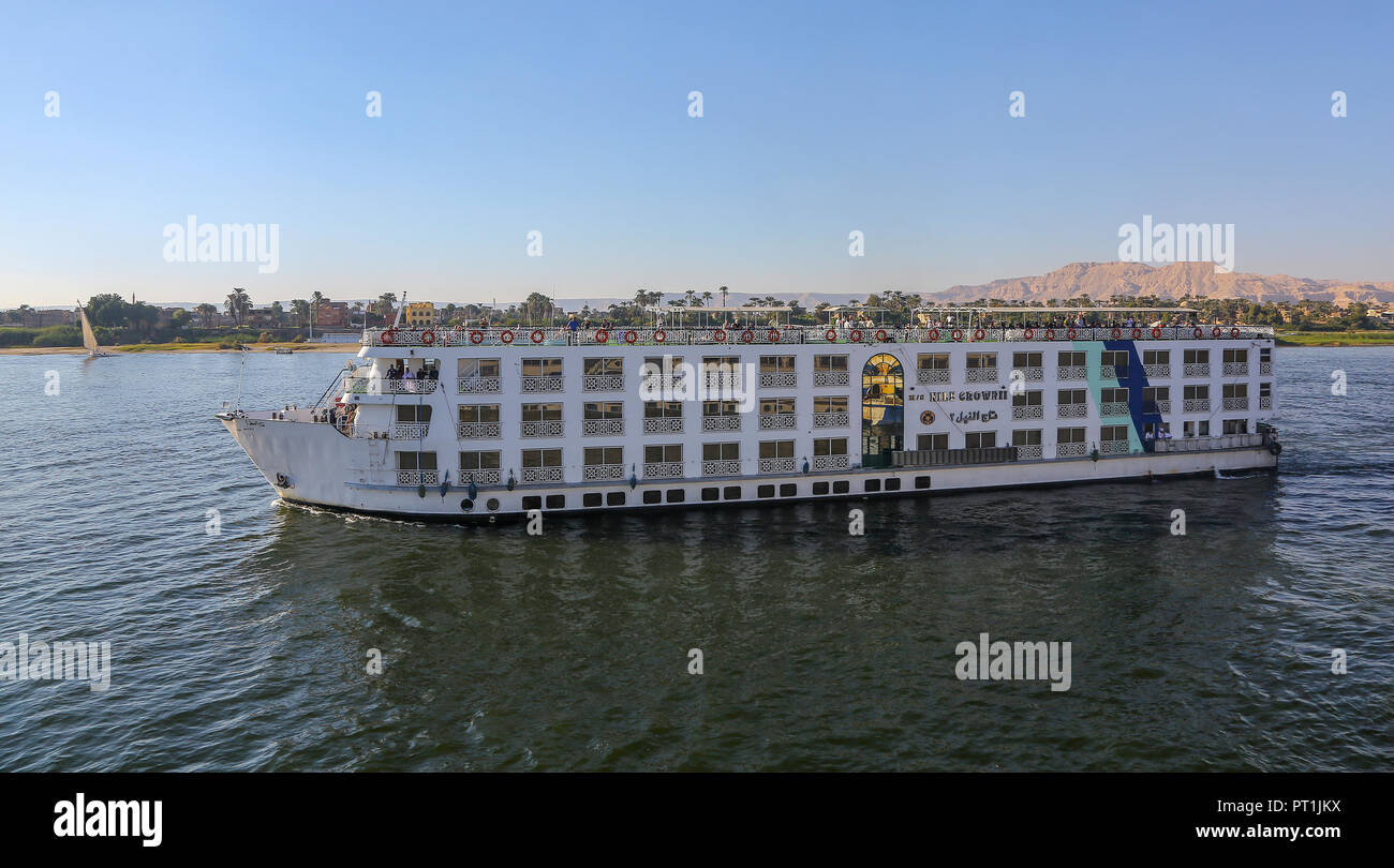 Un navire de croisière Nil appelé le M/S Nile Crown II, l'Égypte, l'Afrique Banque D'Images