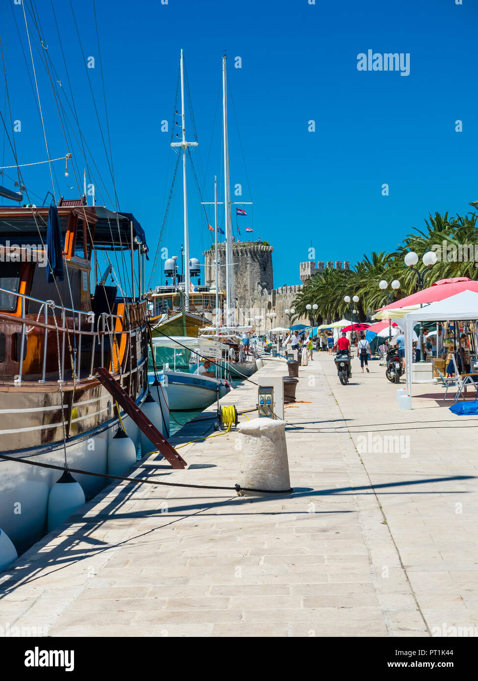 Kroatien, Adriaküste, Dalmatien, Région Split, Trogir, l'UNESCO Weltkulturerbe Altstadt,promenade Riva Banque D'Images