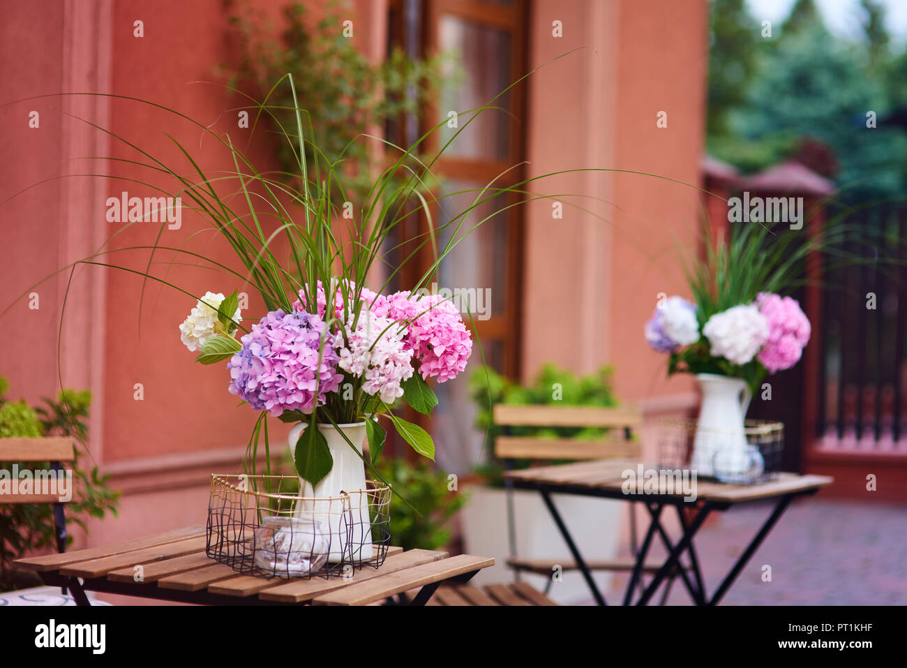 La Pologne, Debica, street cafe, une table avec des fleurs Banque D'Images