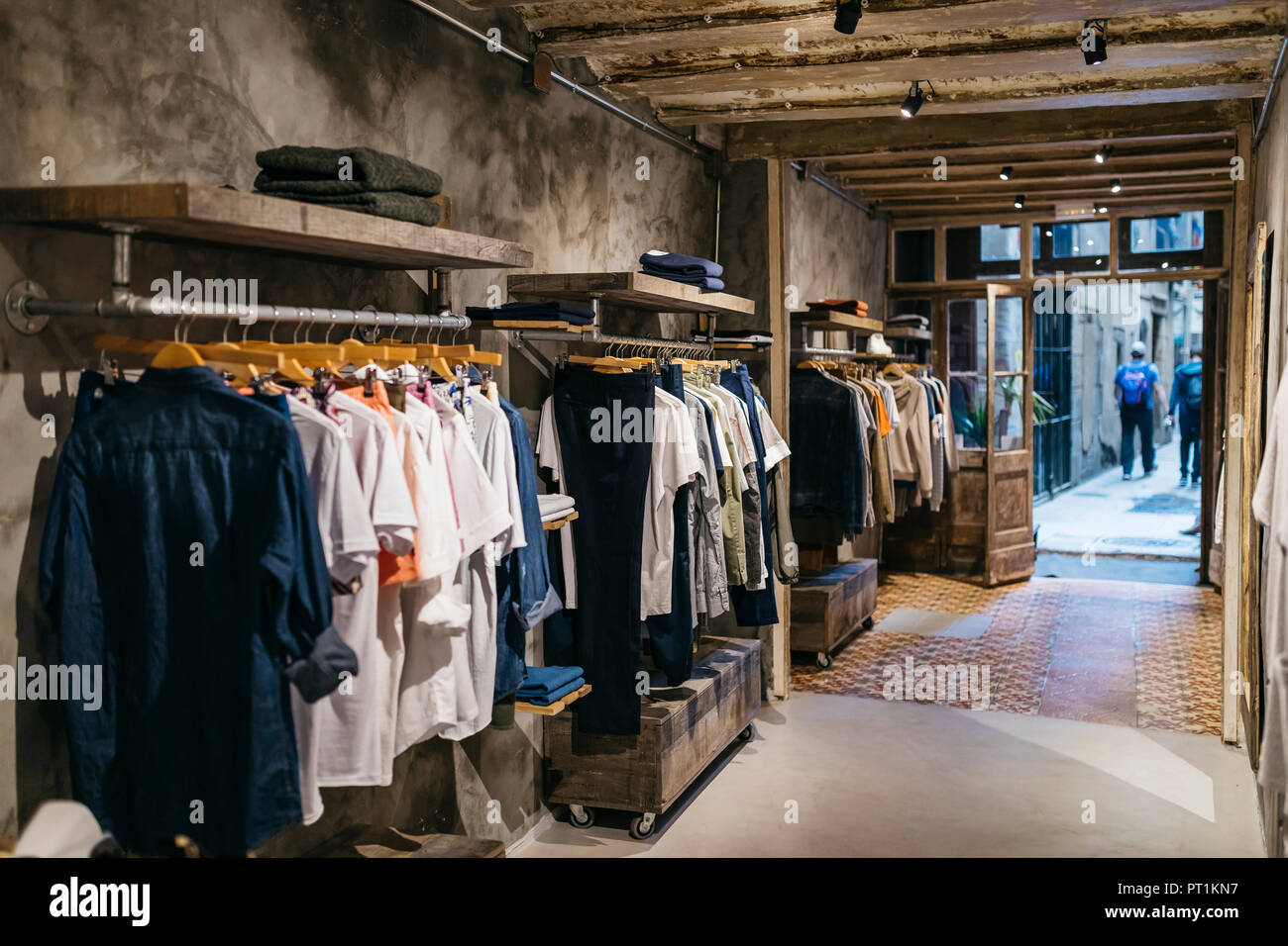 Intérieur d'une boutique de vêtements pour homme moderne Photo Stock - Alamy