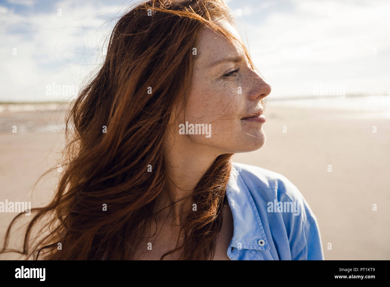 Portrait d'une femme rousse sur la plage Banque D'Images