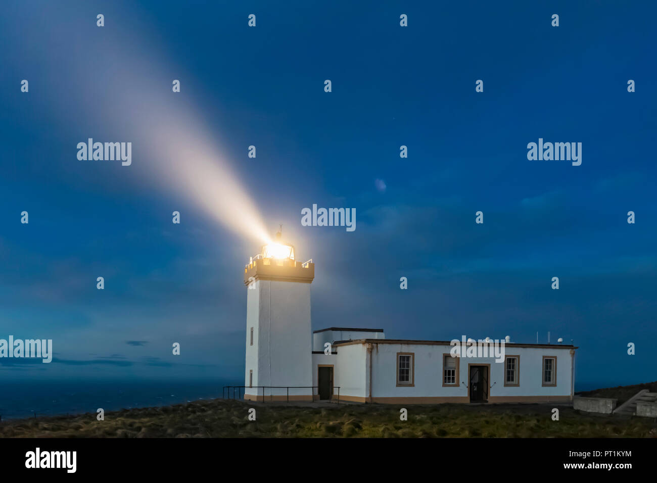 Royaume-uni, Ecosse, Caithness, Duncansby Head, Duncansby Head Lighthouse à heure bleue Banque D'Images