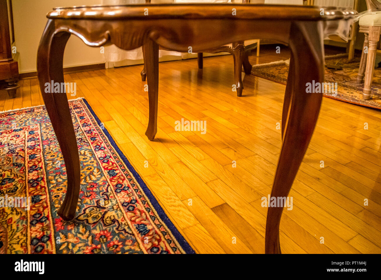 Meubles anciens en bois table basse en bois massif console pour une salle de séjour. Banque D'Images