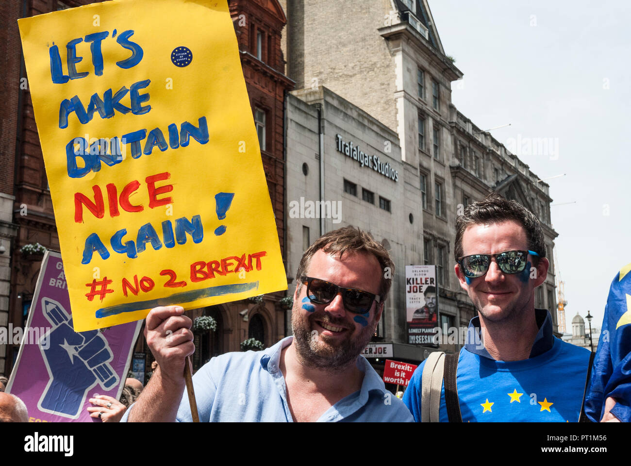 Deux jeunes hommes smiling transporte une grande étiquette colorée 'permet de faire l'Angleterre à nouveau NICE. Hashtag deuxième Brexit" en faveur de "peuples Vote" référendum. Banque D'Images