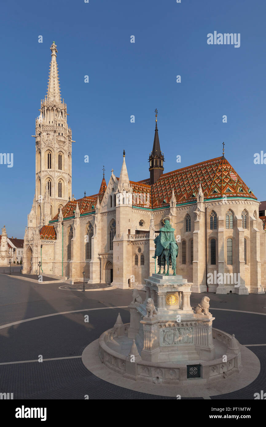 Statue équestre du roi Stephen I, l'église Matthias, le Bastion des Pêcheurs à la colline du Château de Buda, à Budapest, Hongrie Banque D'Images