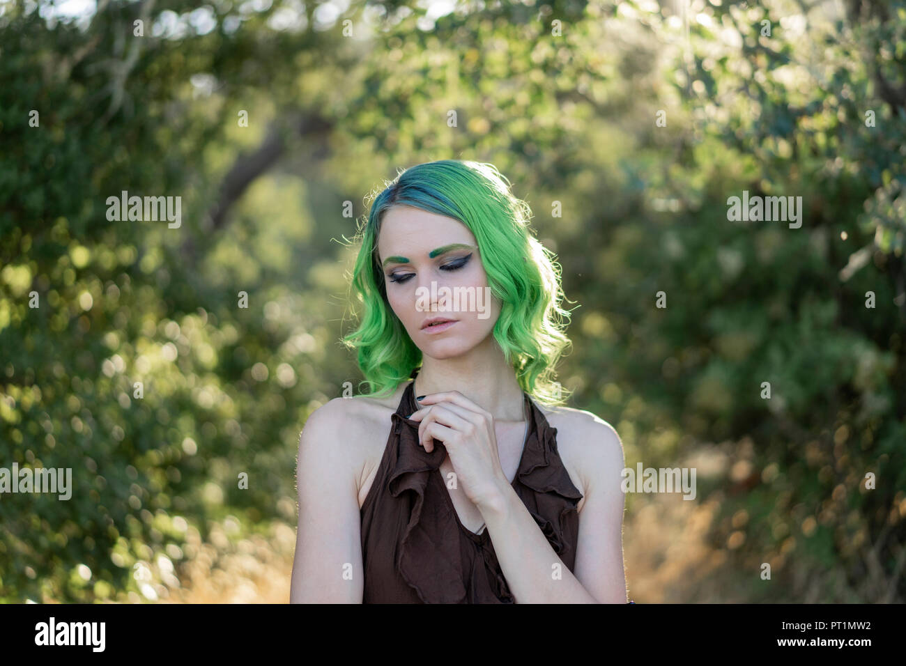 Portrait de jeune femme avec teint en vert et des sourcils dans la nature  Photo Stock - Alamy