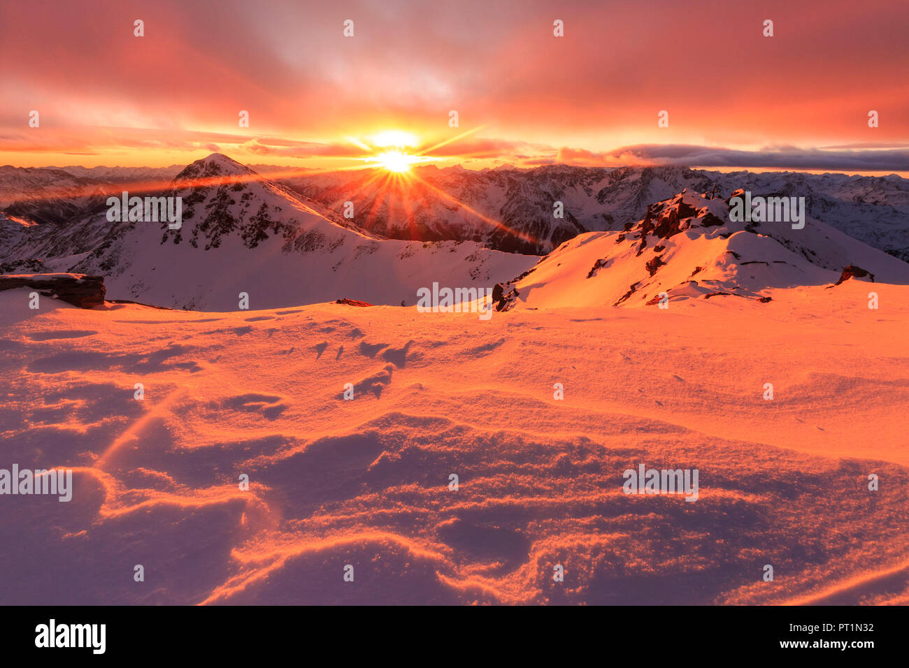 La lumière rouge du coucher de soleil depuis le sommet du pic Atelier di Marta, Bormio, district de Sondrio, Lombardie, Italie Banque D'Images