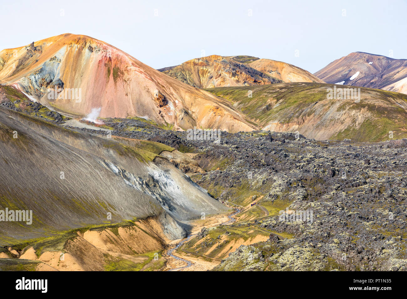 Une vue de Landmannalaugar et la montagne Brennisteinsalda (Landmannalaugar, la Réserve Naturelle de Fjallabak, Highlands, Région du Sud, Islande, Europe) Banque D'Images