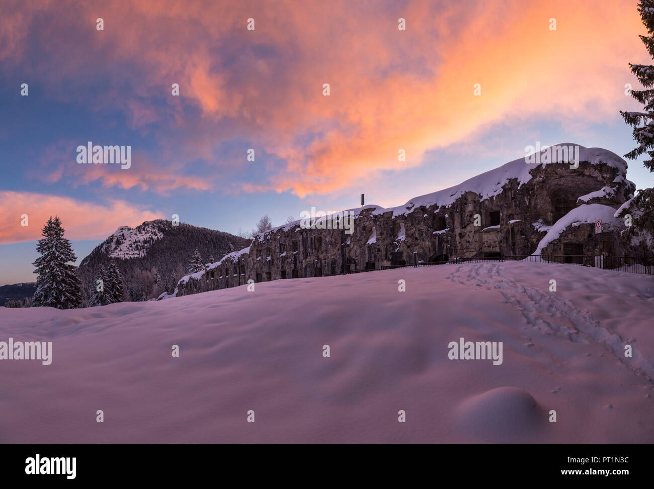 Le fort militaire Verle au lever du soleil en hiver, Vezzena pass, Lavarone, Trentin, Italie, Banque D'Images