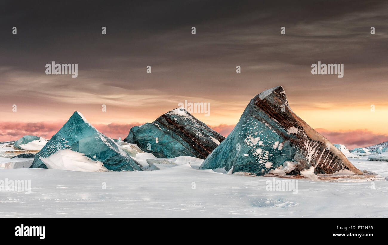Les icebergs sur la glace de mer au large de la côte est du Spitzberg, Svalbard, pris dans la banquise, Banque D'Images