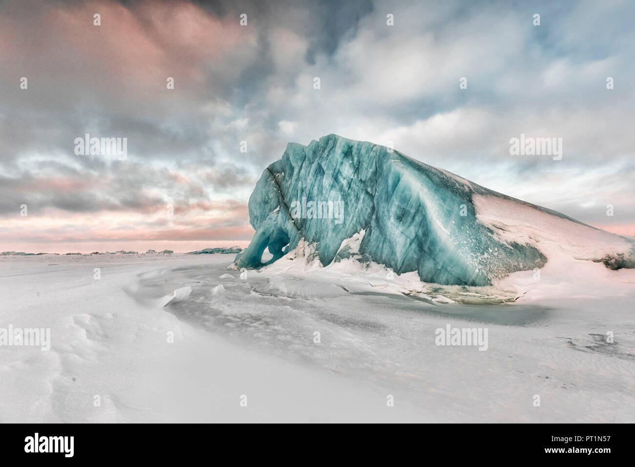 Sur la glace de mer au large de la côte est du Spitzberg, Svalbard, Norvège Banque D'Images