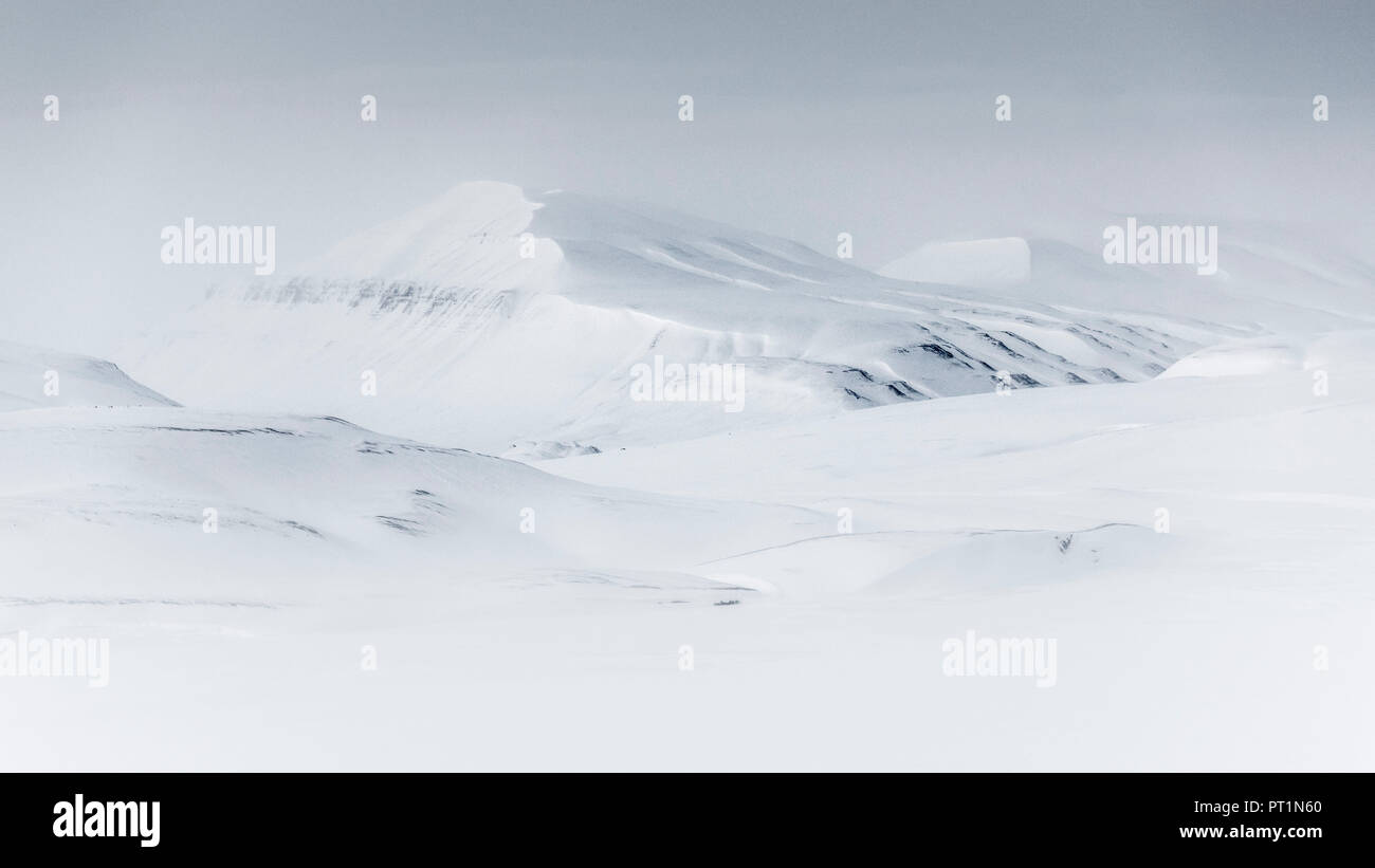 Les montagnes du Spitzberg après le coucher du soleil à la fin de l'hiver, Svalbard, Norvège Banque D'Images