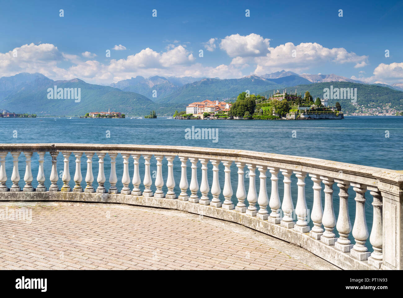 Vue sur les îles Borromées, l'Isola dei Pescatori et Isola Bella depuis un balcon sur le lac avant de Stresa dans une journée de printemps, Verbano Cusio Ossola, Lago Maggiore, Piémont, Italie, Banque D'Images