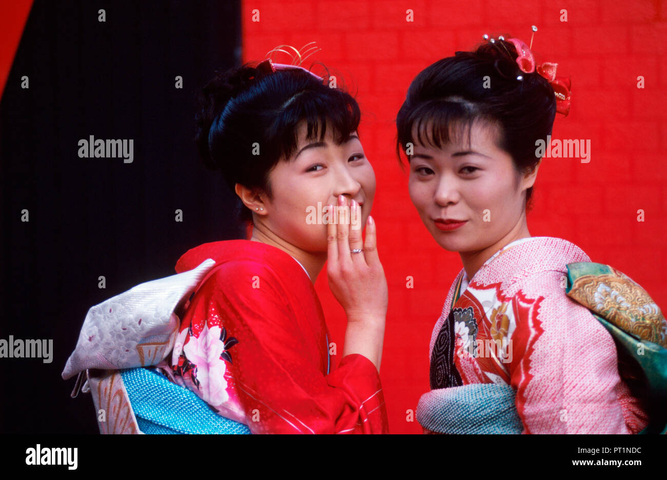 Mariko Tsunekawa et son ami Kikuko Taguchi sont habillés en costume de cérémonie japonais à Nagoya, au Japon. Parution du modèle Banque D'Images