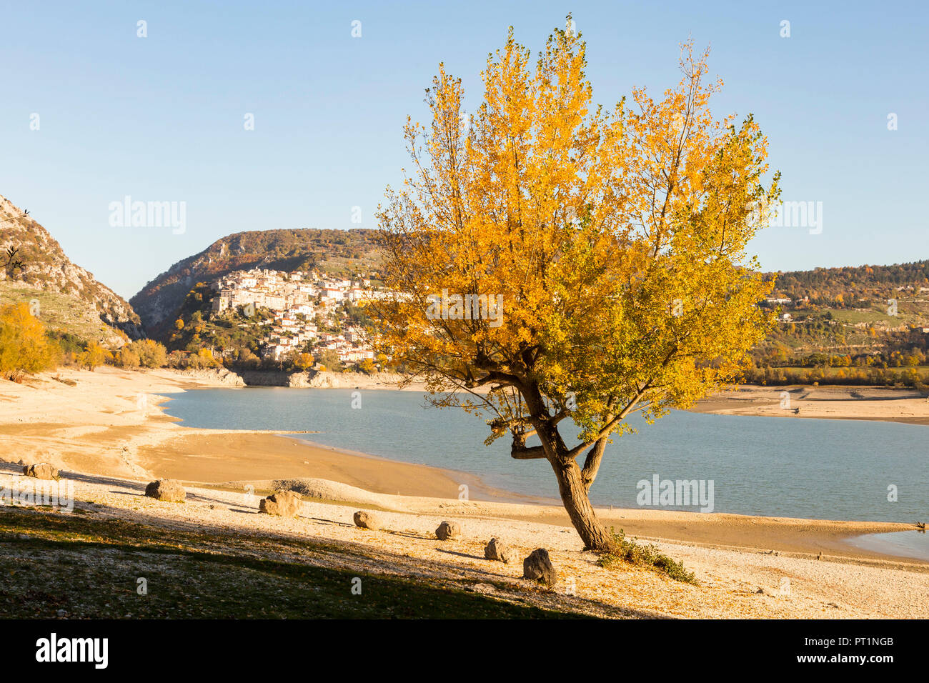 Avec trois couleurs automnales au lac Barrea, Barrea, Abruzzo, Italie Banque D'Images