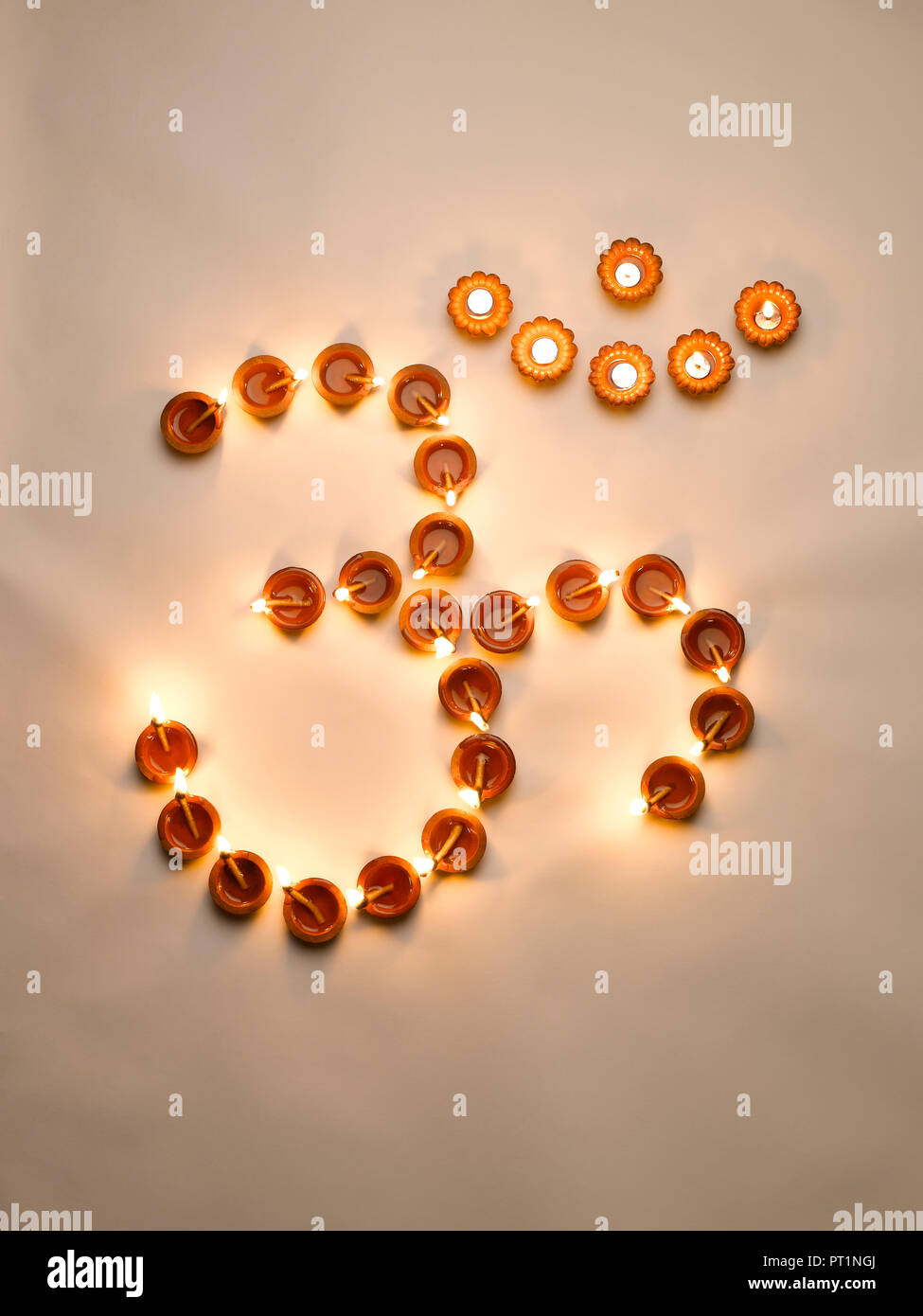 Om aum symbol red background Banque de photographies et d’images à