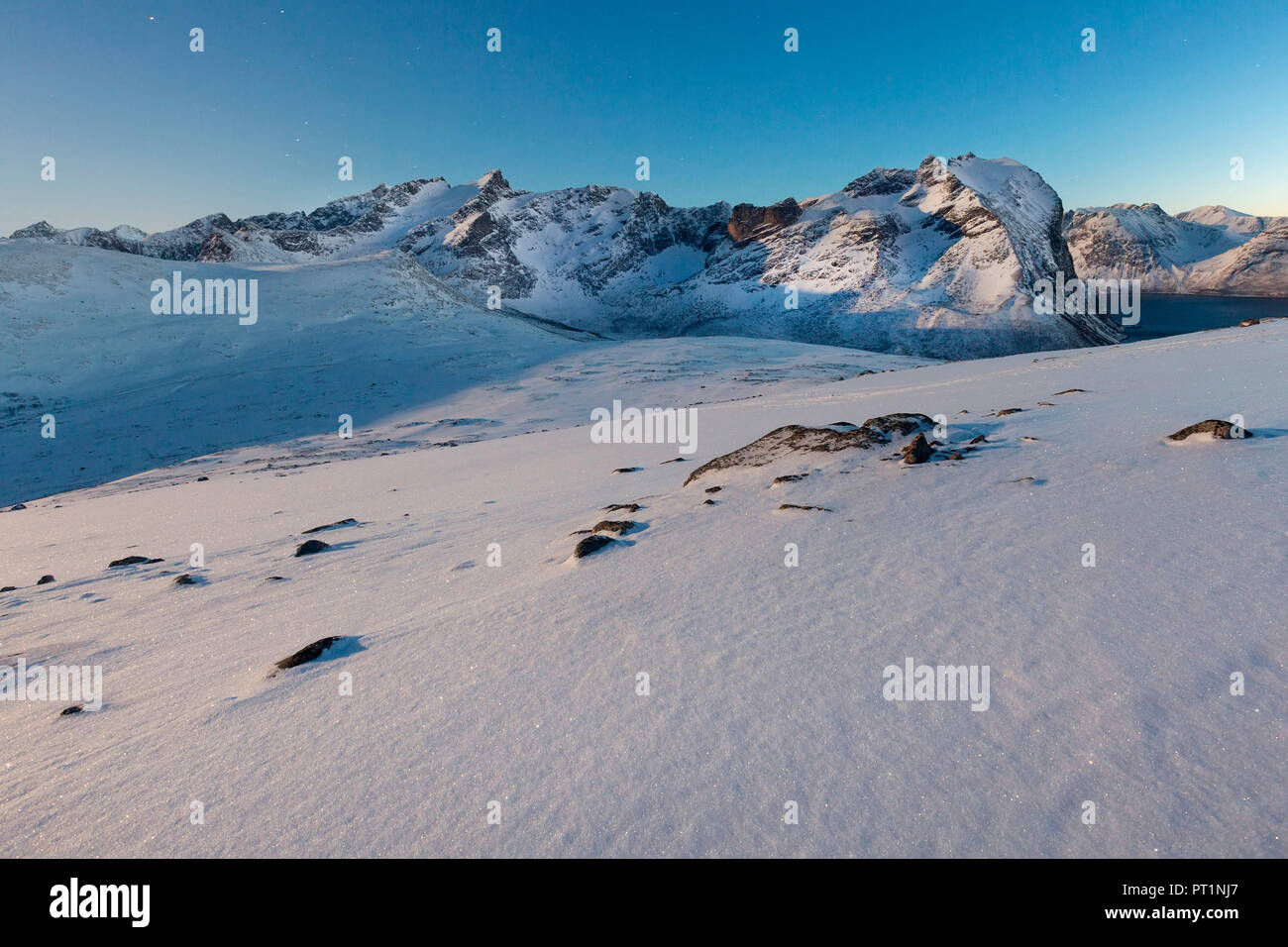 Voir à partir de la pente du mont Brosmetind au coucher du soleil, Tromvik, Troms, Norvège, Europe Banque D'Images