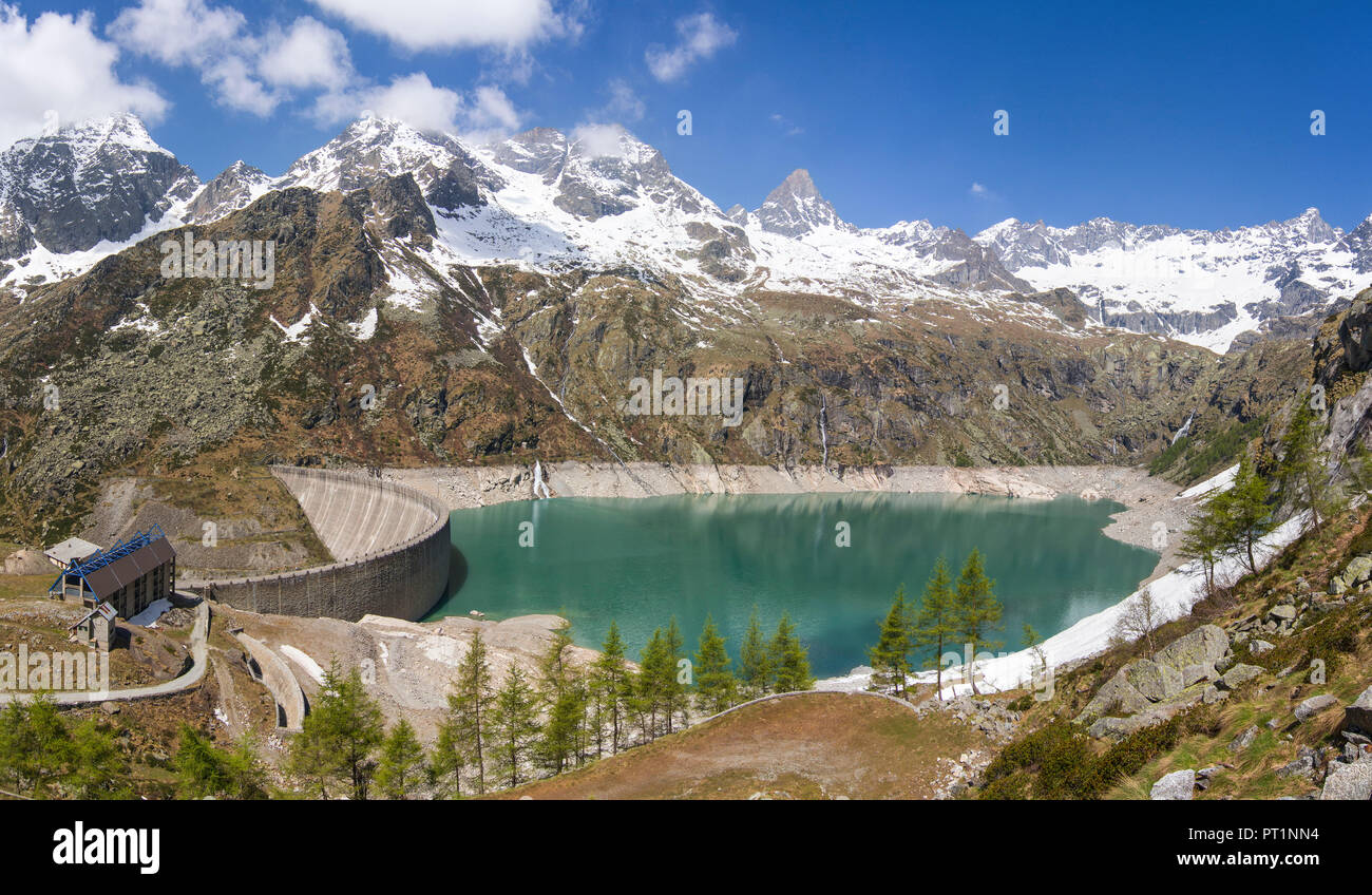 Taleccio Dam Lake dans le Parc National du Grand Paradis en Piémont, Italie, Europe Banque D'Images