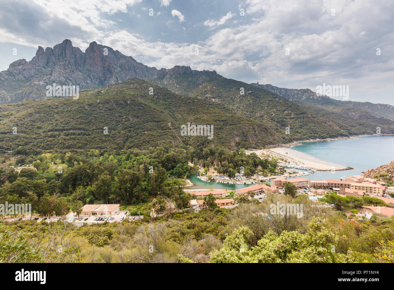 Le village de Porto avec des pics du Capu d'Ortu en arrière-plan, la Corse du Sud, France Banque D'Images