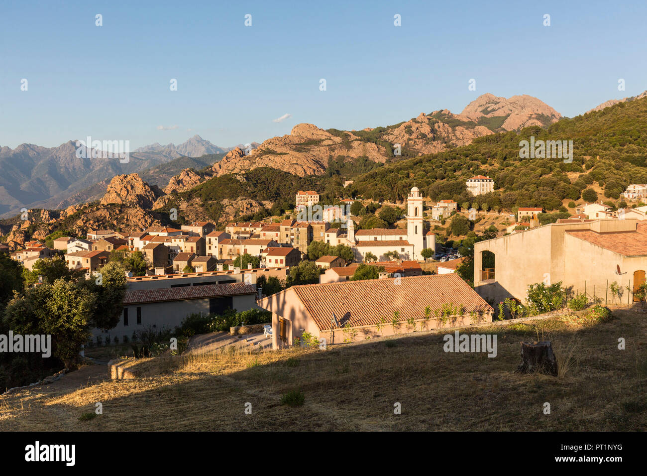 Village de Piana avec montagnes en arrière-plan, la Corse du Sud, France Banque D'Images