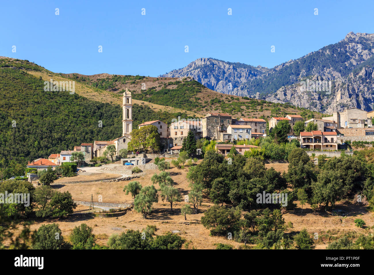 Village de Piana avec montagnes en arrière-plan, la Corse du Sud, France Banque D'Images