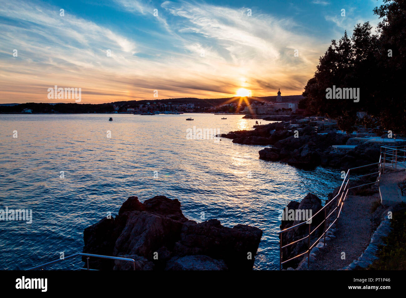 Coucher de soleil dans la baie de Krk, l'île de Krk, Kvarner, Côte Adriatique, Croatie, Banque D'Images