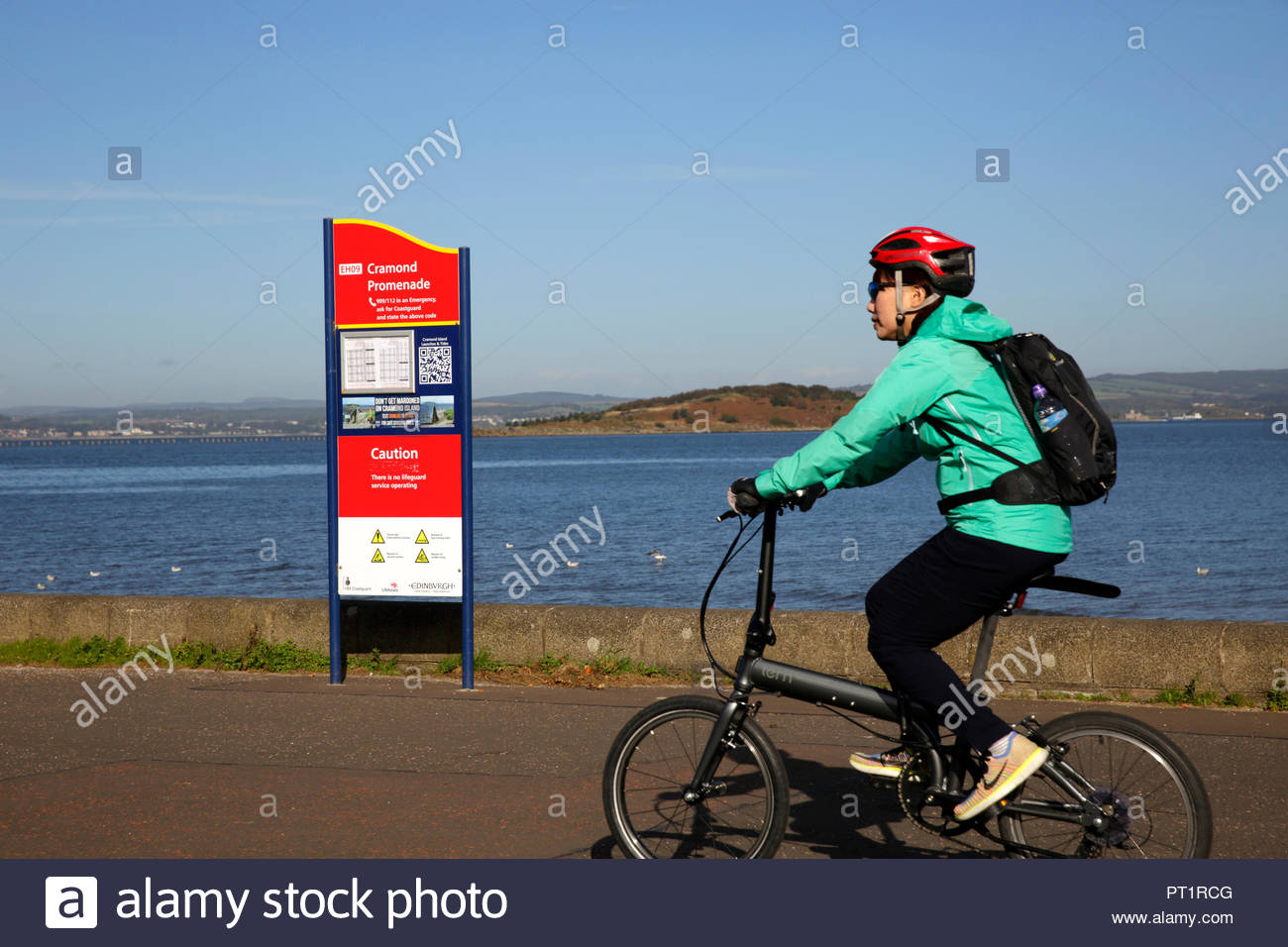 Edinburgh, Royaume-Uni, le 5 octobre 2018. Profitant de la cycliste ensoleillé avec un ciel bleu à Cramond, Promenade. L'île de Cramond visible. Credit : Craig Brown/Alamy Live News. Banque D'Images