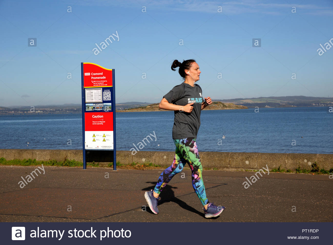 Edinburgh, Royaume-Uni, le 5 octobre 2018. Jogger bénéficiant du beau temps avec un ciel bleu à Cramond, Promenade. Credit : Craig Brown/Alamy Live News. Banque D'Images