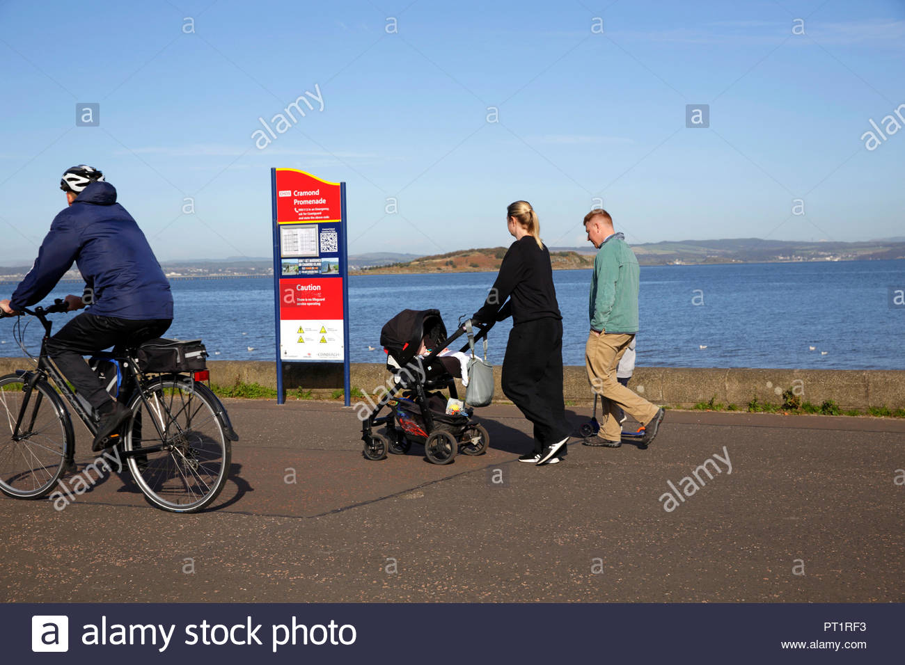 Edinburgh, Royaume-Uni, le 5 octobre 2018. Les personnes bénéficiant du beau temps avec un ciel bleu à Cramond, Promenade. L'île de Cramond visible. Credit : Craig Brown/Alamy Live News. Banque D'Images