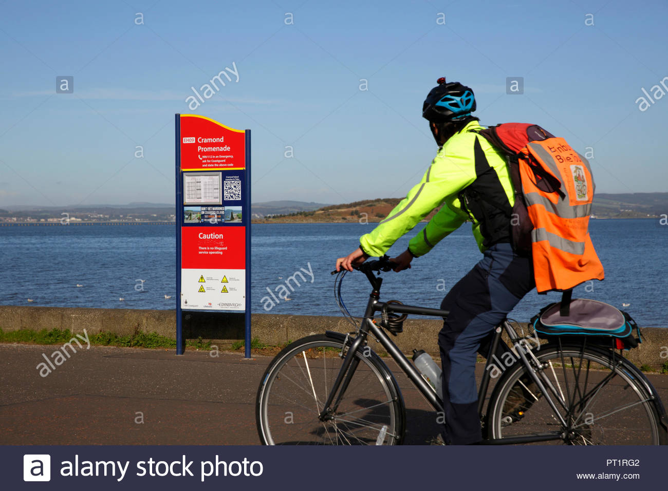 Edinburgh, Royaume-Uni, le 5 octobre 2018. Profitant de la cycliste ensoleillé avec un ciel bleu à Cramond, Promenade. L'île de Cramond visible. Credit : Craig Brown/Alamy Live News. Banque D'Images