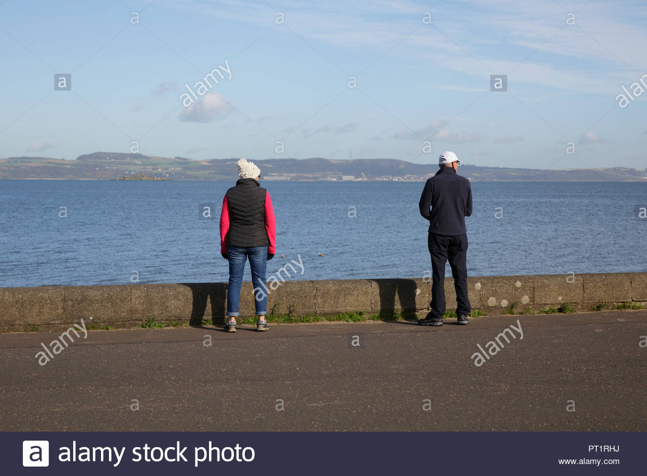 Edinburgh, Royaume-Uni, le 5 octobre 2018. Les gens sur la Forth Estuary profitant du beau temps avec un ciel bleu à Cramond, Promenade. Credit : Craig Brown/Alamy Live News. Banque D'Images