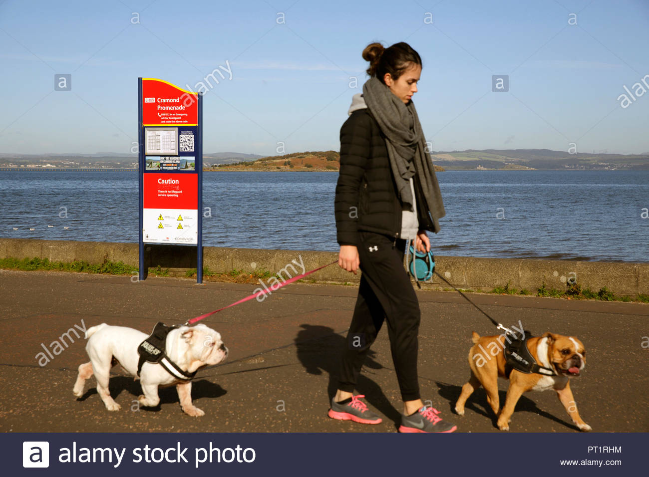 Edinburgh, Royaume-Uni, le 5 octobre 2018. Promenade de chiens et de profiter du beau temps avec un ciel bleu à Cramond, Promenade. Credit : Craig Brown/Alamy Live News. Banque D'Images