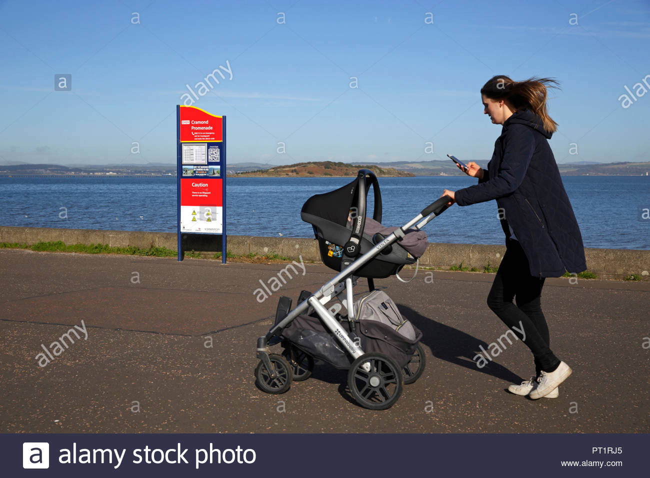 Edinburgh, Royaume-Uni, le 5 octobre 2018. Les personnes bénéficiant du beau temps avec un ciel bleu à Cramond, Promenade. L'île de Cramond visible. Credit : Craig Brown/Alamy Live News. Banque D'Images
