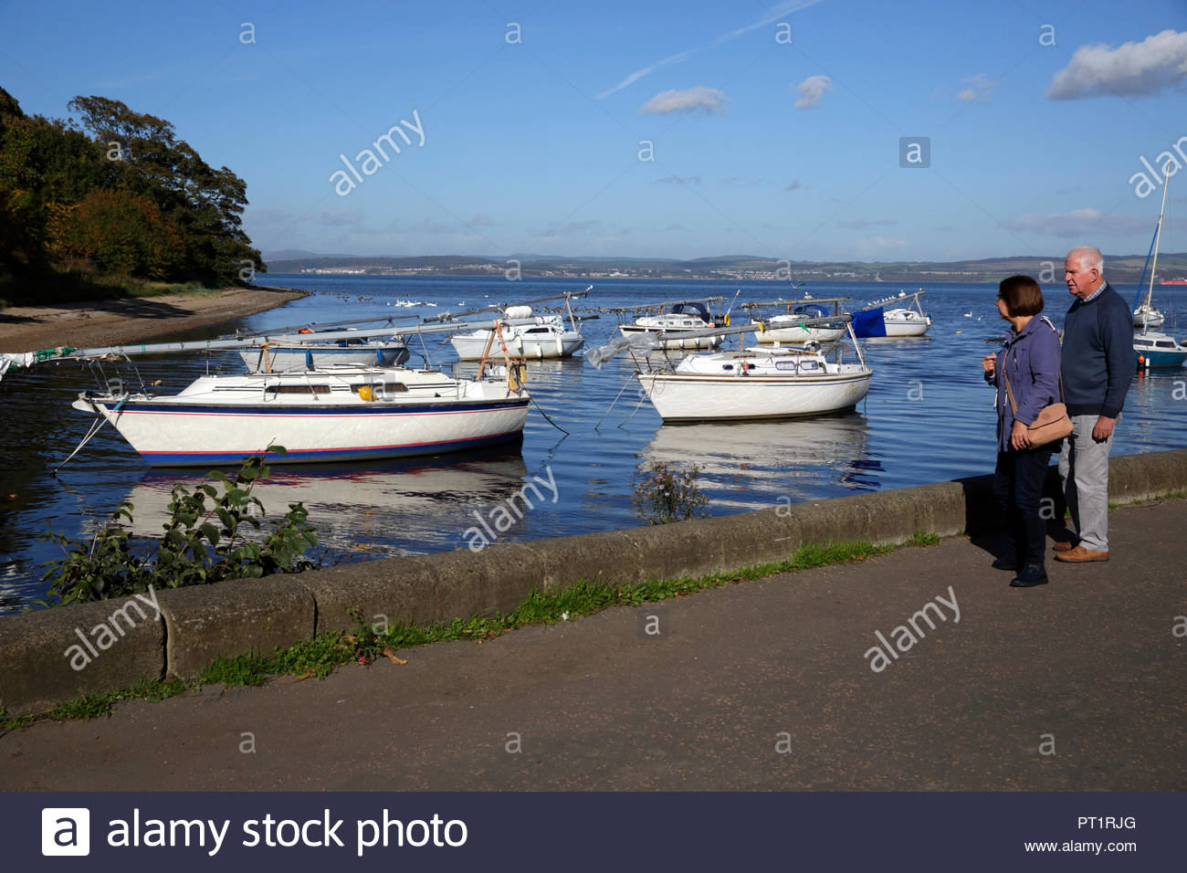 Edinburgh, Royaume-Uni, le 5 octobre 2018. Les personnes bénéficiant de cette vue à Cramond port et le temps ensoleillé avec un ciel bleu à Cramond, Promenade. Credit : Craig Brown/Alamy Live News. Banque D'Images