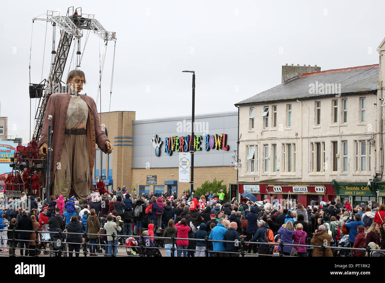 Liverpool, Royaume-Uni. 5 octobre, 2018. Les naufragés du Royal de Luxe promenades géant le long de la promenade à New Brighton qu'il prend part au 'Liverpool's Dream' . Le géant est l'une de la célèbre compagnie de théâtre de marionnettes de rue effectuant à Liverpool au cours du week-end Photo par Paul Greenwood/Alamy Live News Banque D'Images