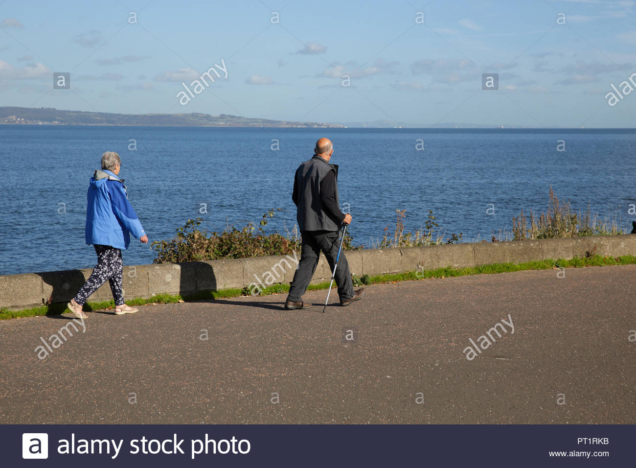 Edinburgh, Royaume-Uni, le 5 octobre 2018. Les personnes bénéficiant de la marche et du beau temps avec un ciel bleu à Cramond, Promenade. Credit : Craig Brown/Alamy Live News. Banque D'Images