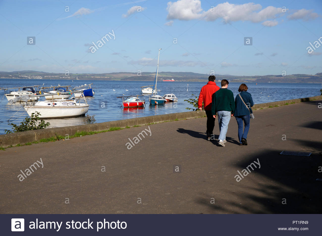 Edinburgh, Royaume-Uni, le 5 octobre 2018. Les personnes bénéficiant de marcher à côté de Cramond Harbour dans le temps ensoleillé avec un ciel bleu à Cramond, Promenade. Credit : Craig Brown/Alamy Live News. Banque D'Images
